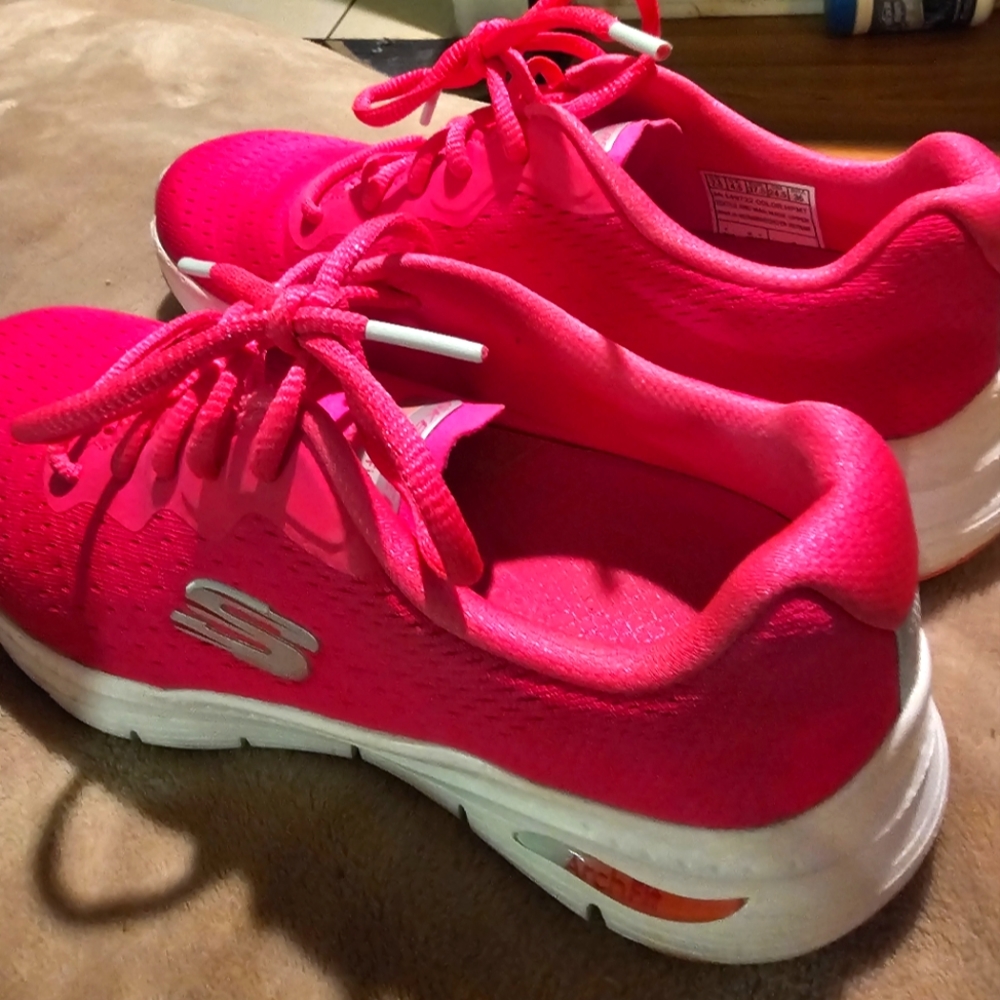 Sketchers go lounge all day comfort hot pink and white tennis shoes and orig box